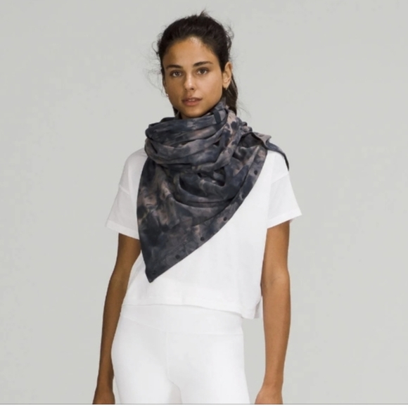 lululemon athletica Accessories - Lululemon Customizable Snap Scarf EUC